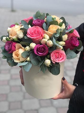 Цветочная композиция из Розы в шляпной коробке в Абазе