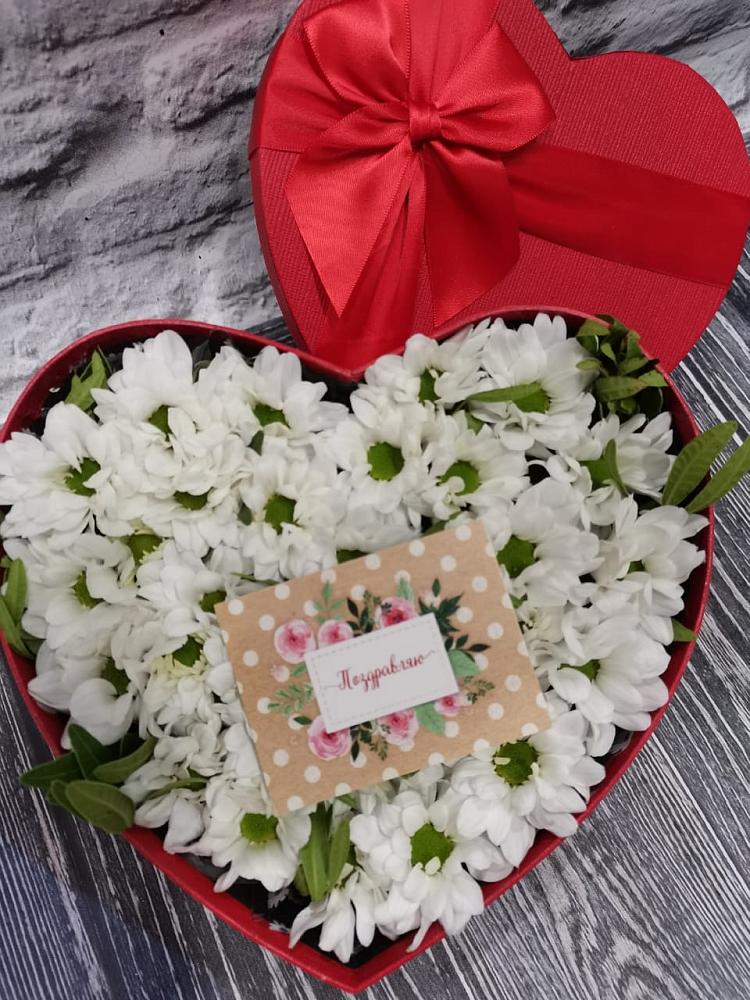 Цветочная композиция из Хризантемы в виде сердца в Абазе